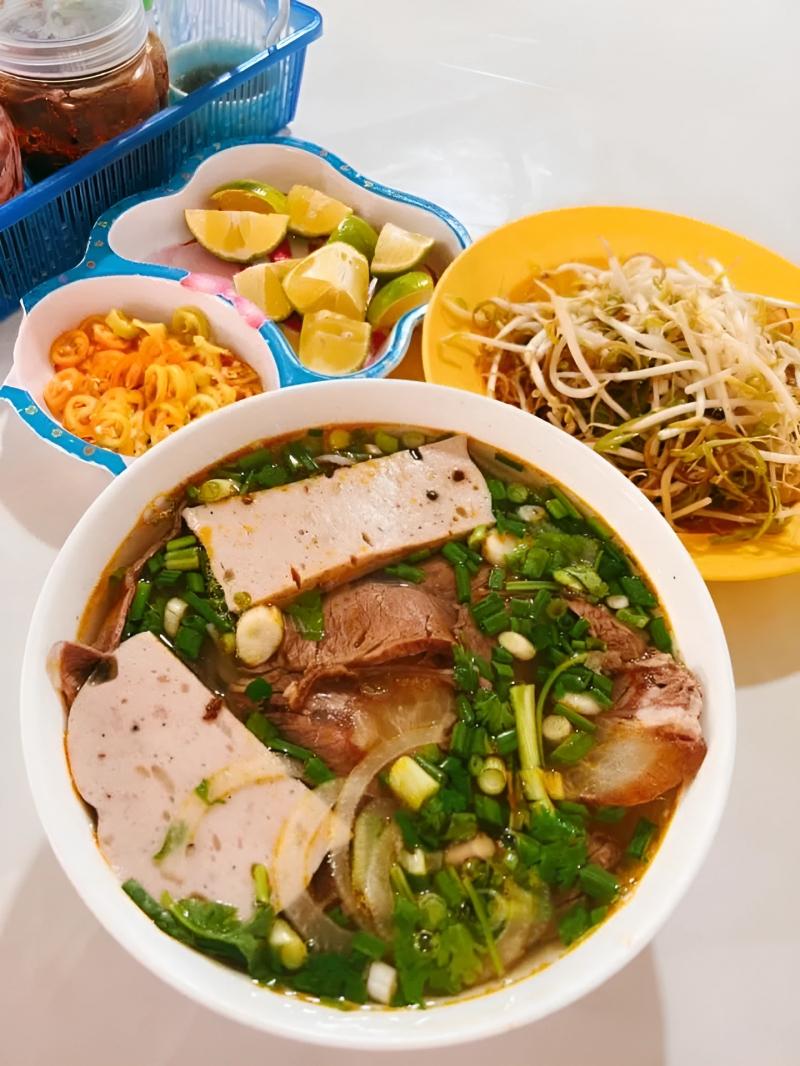 Bún Bò Quán Huyệt