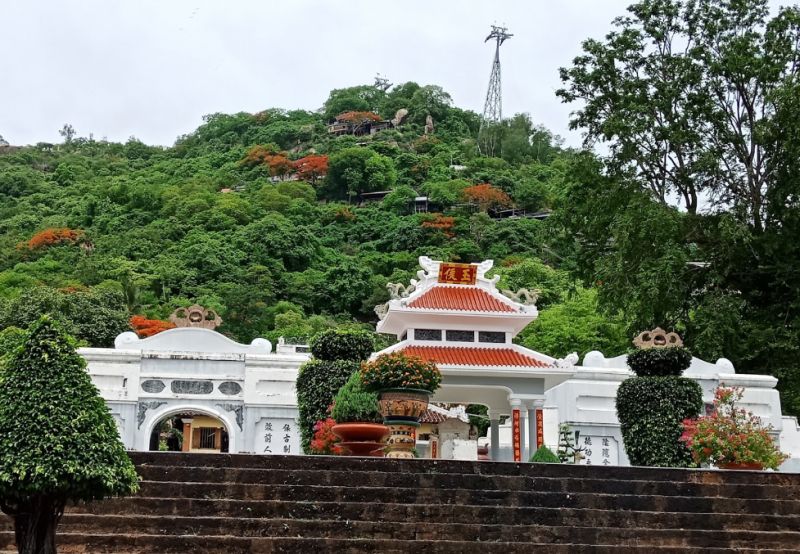 Bên trong lăng Toại Ngọc Hầu