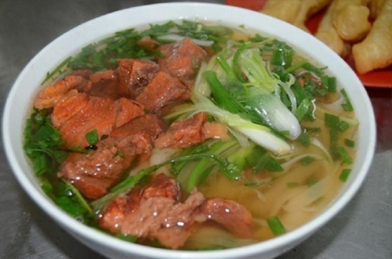 Phở bò sốt rượu vang ở đây bao giờ cũng đầy đặn, nước dùng trong, thịt mềm, thịt bò rất thơm và không béo ngậy