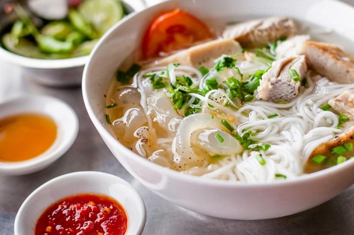 Bát bún sứa trên đường Bà Triệu