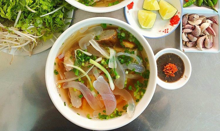 Bún sứa Nha Trang nằm trên đường Bà Triệu rất nổi tiếng và được nhiều tờ báo khen ngợi.