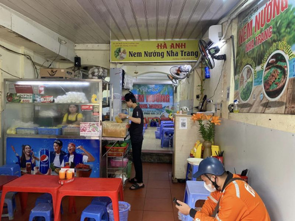 Nha Trang Ha Anh grillattuja kevätrullia