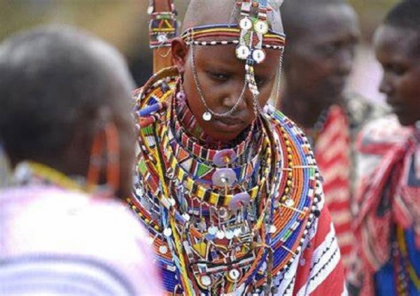 Truyền thống nhổ nước bọt vào cô dâu của người Maasai để cầu phúc và tôn trọng