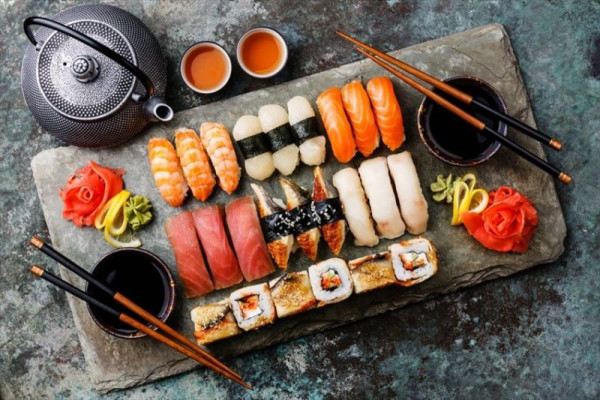 Sushi là món ăn nổi tiếng của Nhật Bản mà ai cũng biết.