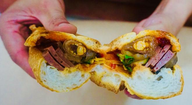 Bánh mì bột lọc: 8.000đ - 10.000đ/cái