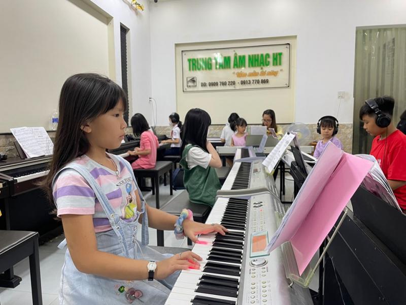 Lớp học piano thiếu nhi tại HT Music Center